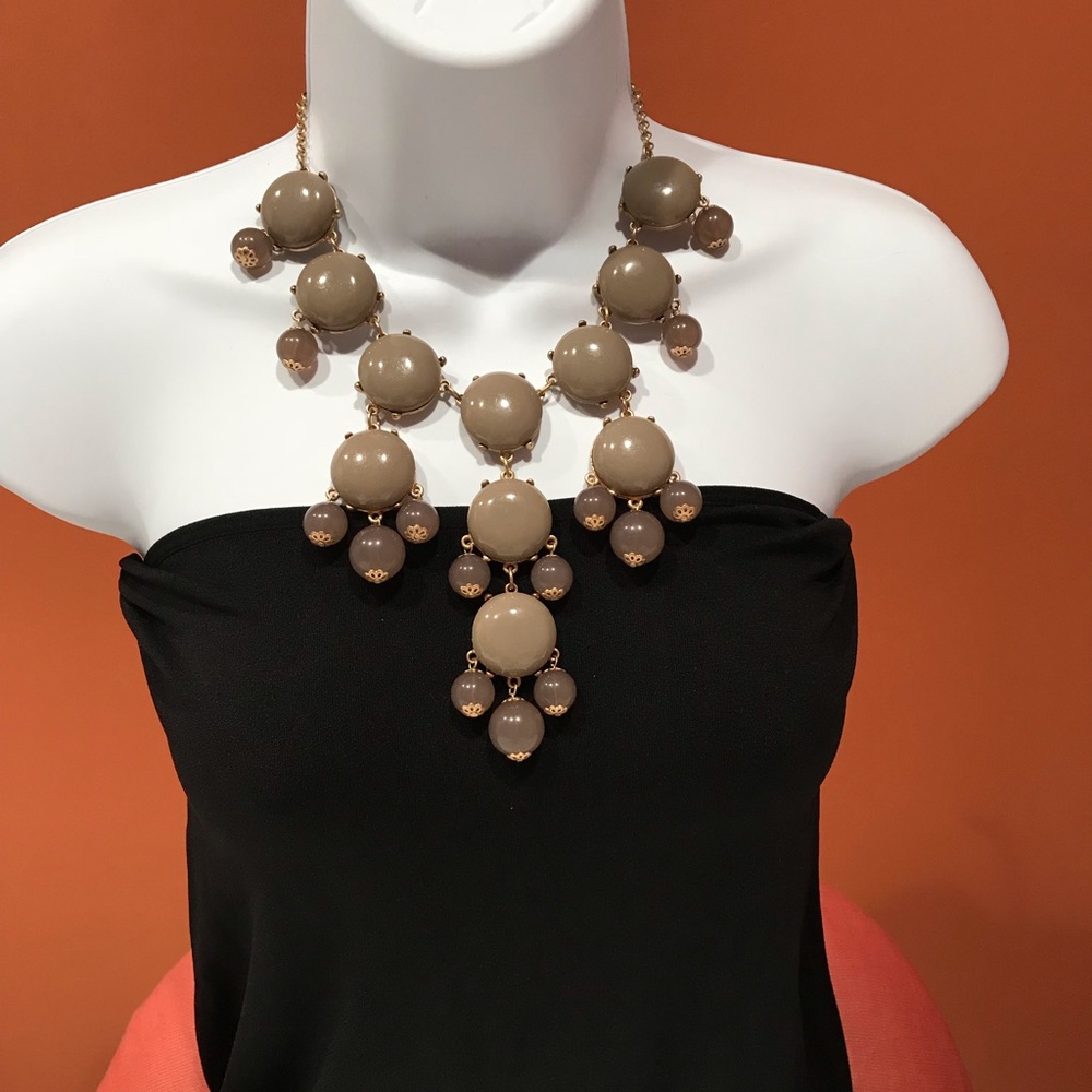 🍏 J. Crew Elegant Statement Neckless in Gold Trim